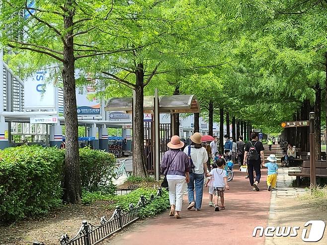 강화된 사회적 거리두기 1.5단계가 적용 중인 26일 주말을 맞아 시민들이 대전엑스포시민광장에 모여들었다. © 뉴스1