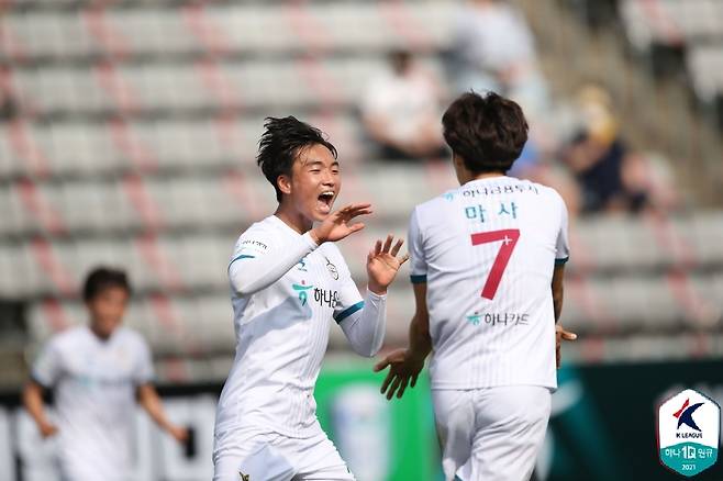 데뷔골을 넣은 전병관(왼쪽)(한국프로축구연맹 제공)© 뉴스1