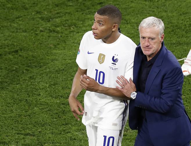 Soccer Football - Euro 2020 - Group F - Portugal v France - Puskas Arena, Budapest, Hungary - June 23, 2021 France coach Didier Deschamps with Kylian Mbappe after the match Pool via REUTERS/Laszlo Balogh