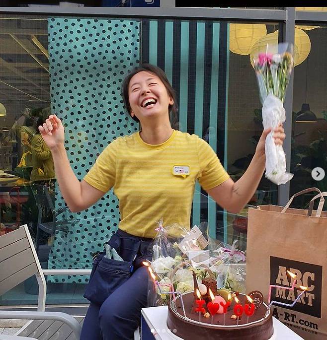 양늘(30)씨가 직장에서 1년 6개월 간 근무하다 퇴사한 날, 파티를 열어준 동료 앞에서 행복한 웃음을 짓고 있다.