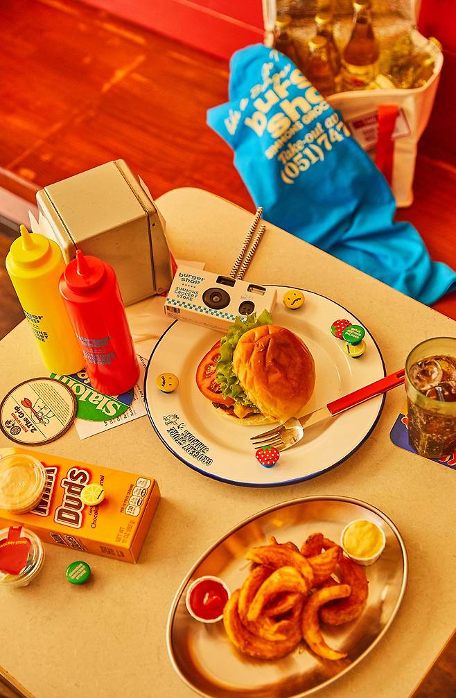 시몬스 침대는 부산의 명물 가게 ‘버거샵’과 협업해 일회용 카메라, 소스 통을 선보였다. /시몬스 침대