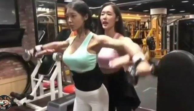 이종민 원장(앞)이 웨이트트레이닝 PT 받는 모습. 이종민 원장 제공.