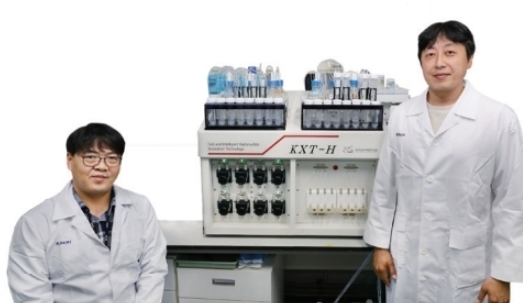 바닷물 속 스트론튬90 신속분석법을 개발한 한국원자력연구원 임종명 원자력환경실장(좌)과 김현철 책임연구원(우)