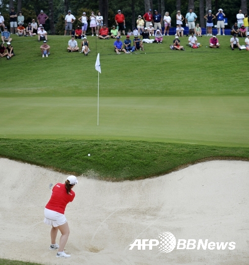 2021년 미국여자프로골프(LPGA) 투어 메이저 골프대회 KPMG 위민스 PGA챔피언십에 출전한 박인비 프로가 2라운드 16번홀에서 벙커샷을 시도하는 모습이다. 사진제공=ⓒAFPBBNews = News1