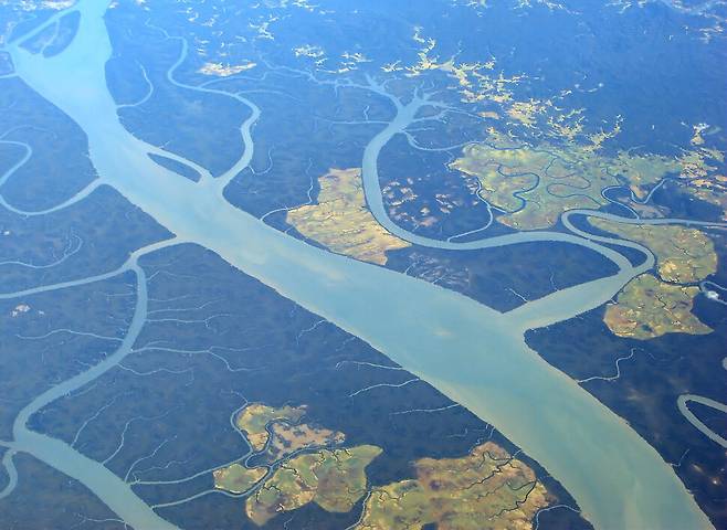 미얀마의 젖줄인 에야와디강. 에야와디강의 하류 삼각주 지역은 동남아시아에서 가장 많은 쌀이 생산되는 지역 가운데 하나다. 위키피디아