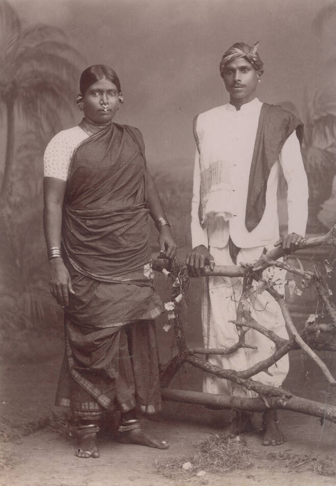 1890년께 싱가포르의 인도인 커플. 여성의 복장이 전형적인 타밀인 여성의 스타일인 것으로 보아 타밀인 커플로 짐작된다. 위키미디어 코먼스