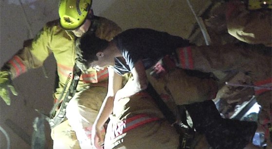 조나 핸들러가 플로리다 아파트 붕괴 사고에서 24일 극적으로 구조되는 모습. AP
