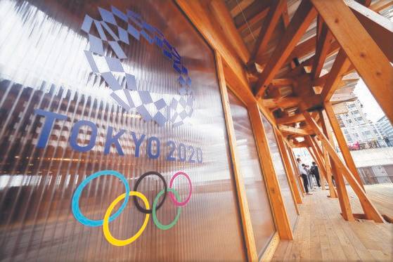 도쿄올림픽은 내달 23일 개막한다. 채 한 달도 남지 않았다. 사진은 도쿄올림픽 선수촌의 사무실. AP=연합뉴스
