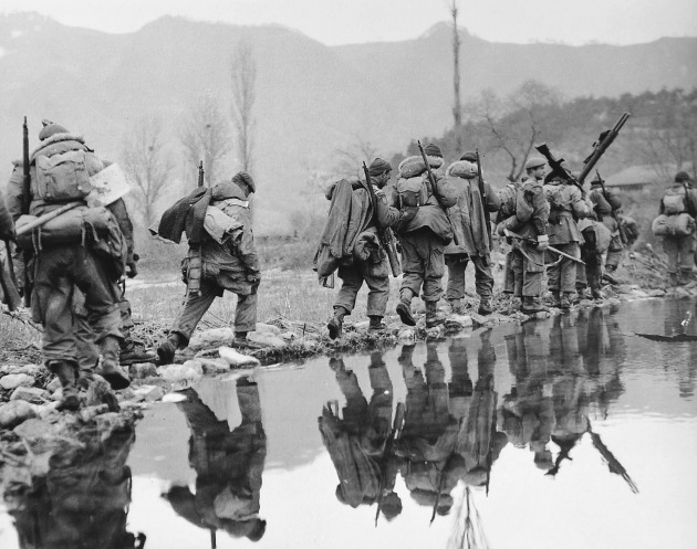 1951년 6·25전쟁 중 캐나다 장병들이 경기 가평군에서 이동하고 있는 모습. 가평전투 70주년 사진전 전시작의 하나./ 한경DB