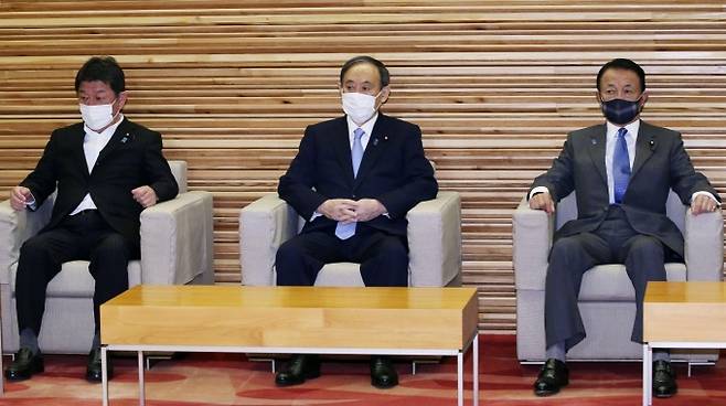 스가 요시히데(가운데) 일본 총리가 지난 5월 28일 도쿄 총리관저에서 각의를 주재하고 있다. 왼쪽은 모테기 도시미쓰 외무상, 오른쪽은 아소 다로 부총리 겸 재무상. 사진=연합뉴스