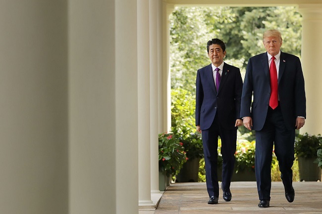 2018년 6월7일 도널드 트럼프 당시 미국 대통령과 아베 신조 당시 일본 총리가 워싱턴DC에서 정상회담을 마친 후 기자회견장으로 이동하고 있다.