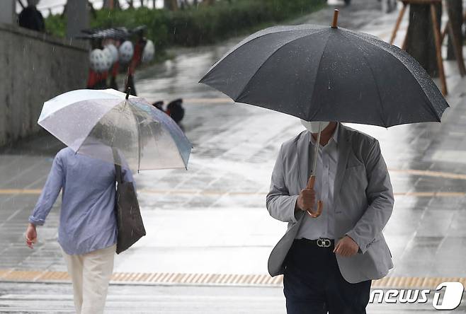 서울 일부지역에 국지성 소나기가 내린 지난 22일 오후 서울 강남구 역삼동 인근에서 시민들이 우산을 쓴 채 걷고 있다. /사진=뉴스1