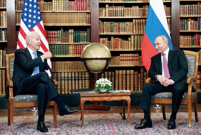 지난 16일(현지시각) 스위스 제네바에서 조 바이든 미국 대통령과 블라디미르 푸틴 러시아 대통령이 정상회담을 갖는 모습. /사진=로이터