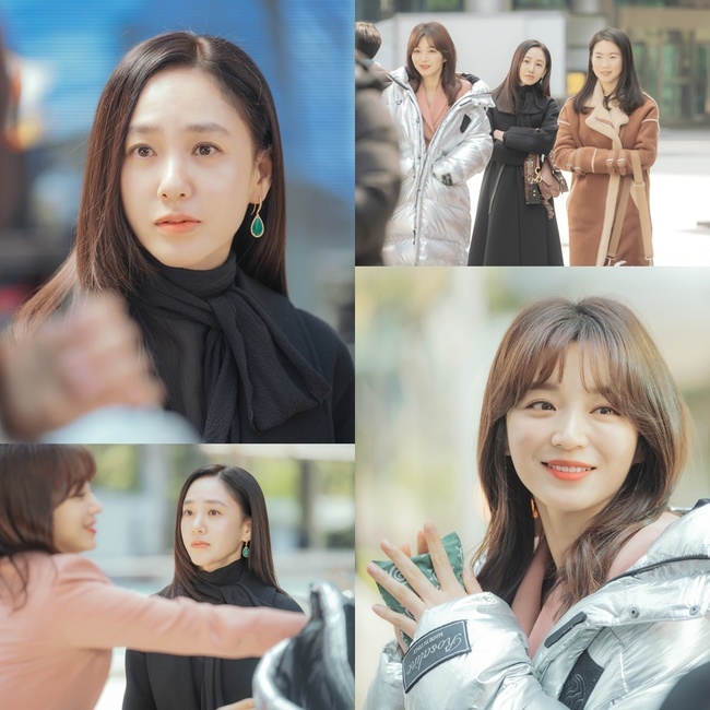 Park Joo-Mi and Song Ji-in face each other for the first time.In the last episode of TV Weekend Drama Divorce Composition 2 (Phoebe, Im Sung-han)/director Yoo Jung-joon and Lee Seung-hoon), Safiyoung (Park Joo-Mi) was happy to receive a foot massage from her husband, who is still a lover, without knowing the dual life of her husband Shin Yu-shin (Lee Tae-gon).Amy then showed her no more when Shin Yu-shin, who was enjoying a horse riding date, told her that she could not break her family because of her child, even though she was jealous when Cho Woong (Yoon Seo-hyun) tried to introduce her to her.On June 26, a scene was revealed where Park Joo-Mi witnessed Song Ji-in in silver padding; a scene where Safiyoung and Amy come across by accident during the play.Safiyoung, who passed the movie theater near the station, finds padding like a Faith silver padding that is not common there and follows with a blade-like gaze.At this time, Amy in the silver padding of the problem looks at Safi Young with a clear smile.I wonder if Safiyoung will be able to notice the wind of Faith with the padding of Amy, and what kind of blue the meeting between the two will bring.