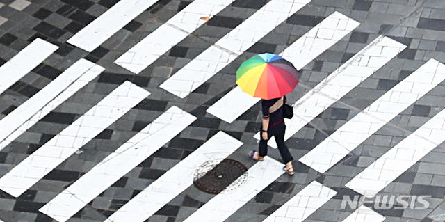 [서울=뉴시스]이영환 기자 = 비가 내리고 있는 15일 오전 서울 중구 세종대로에서 시민들이 우산을 쓰고 걸어가고 있다. 2021.06.15. 20hwan@newsis.com