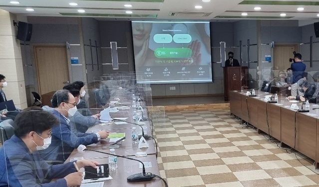 유우영 ㈜엔에프씨 대표가 '대마 천연물 연구소' 개소식에서 향후 계획을 밝히고 있다. (사진=엔에프씨 제공) *재판매 및 DB 금지