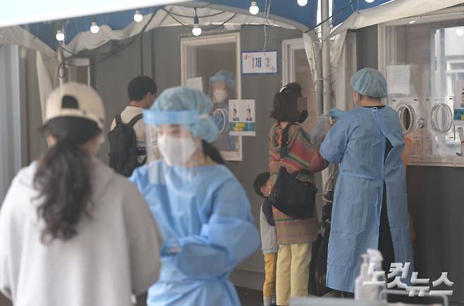 서울역 선별진료소에서 시민들이 코로나19 검사를 받고 있다. 이한형 기자