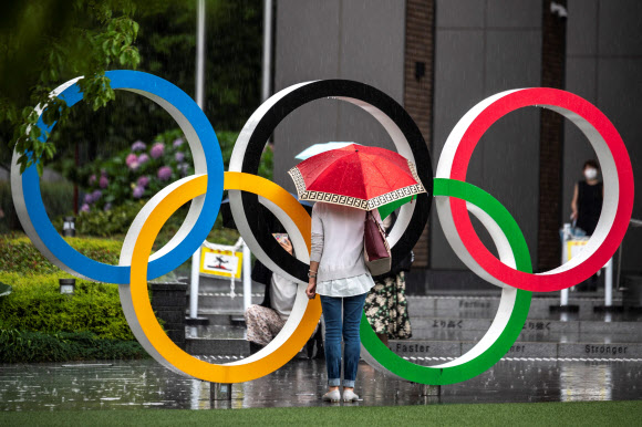 도쿄올림픽이 개최되는 국립경기장 앞에 설치된 오륜기 조형물. AFP 연합뉴스