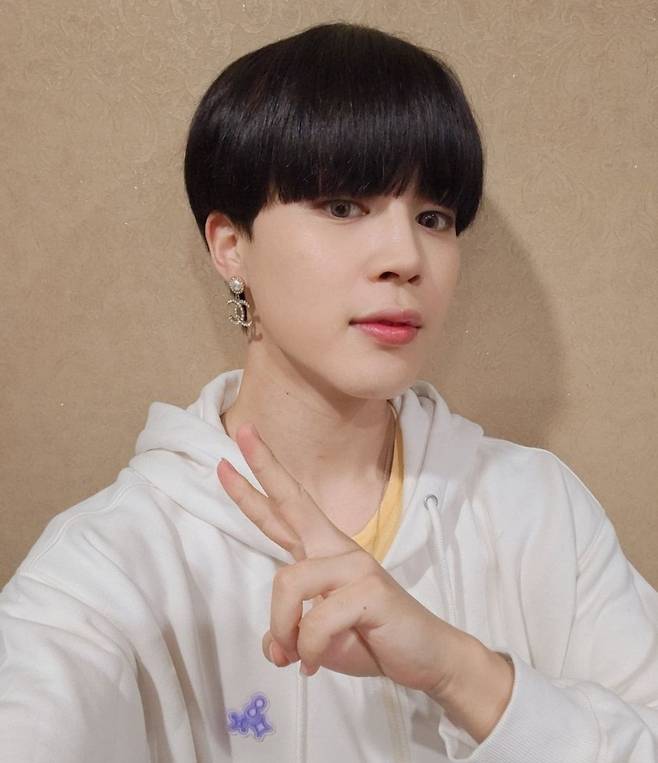 지민이 나이가 든 적이 있던가..방탄소년단 지민, 동안 리즈 미모+아이코닉 블랙 헤어 'Young Forever'