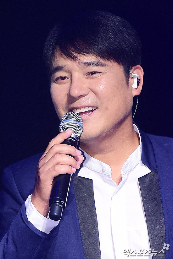 Lim Chang-jung, the 10th album title song released in 2003, and the hit song Soju which received popular love.Hello, Im good there / Hello, why do not you say it? The sympathetic lyrics that capture the longing for the old lover who left and the pain of parting were collected by Lim Chang-jung.Lim Chang-jung appeared as the main character of Soju Music Video, and played the role of the leader of the gangster.The resale patent, which no one can follow, is the best place to smoke.Interesting elements that fill the music video, which is about 7 minutes long, such as a full head, a colorful pattern of shirts, billiards, and a fight, make the viewers not to take their eyes off.In Music Video, Lim Chang-jung is at first sight against Mina, a college student majoring in dance who happened to be known as a traffic accident.But the presence of Mina, who grew up in a wealthy family to him in the organization, is a hard thing to approach.Lim Chang-jung is hovering around Mina to express her mind, and Mina seems to open her mind as if she does not like Lim Chang-jungs favor, but there is a disrupter who blocks the two.Hes a college boyfriend like Mina, who laughs at Lim Chang-jung and ignores him, and is right, and hes a great face with Lim Chang-jungs sharp hand-picking.Mina then goes to worry about Lim Chang-jung, but at the same time, Lim Chang-jung is fighting with other gangsters.And for a while, the opponent gangsters run to the back of Lim Chang-jungs head, thinking about something, and drop it into a steel pipe.As a result, Lim Chang-jung is seriously injured in his head and forgets all his past love.But 10 years later, in a traffic accident that happened by chance like the first meeting with Mina, Lim Chang-jung seems to be smiling as if he is remembering his past relationship.His meaningful smile, as if he did not know the past love and memories, leaves a great afterlife for the viewers.Sojus drink Music Video often plays back to the background in Karaoke.For this reason, it is a masterpiece Music Video that is told to many people so that it is titled over 100 million unofficial views.Lim Chang-jung has been steadily continuing as a singer, and has been recognized as a multi-entertainer in the entertainment industry with his acting ability and artistic sense.In addition, his family life, which he married in 2017 and his 18-year-old wife and got his fourth son in 2019, is attracting much attention.Lim Chang-jung, who is considered to be a role model of many people, is also expected to see a lot of expectations.As an original multi-entertainer, I support Lim Chang-jung who will run endlessly.Photo = DB, Lim Chang-jung Soju one drink Music Video, Instagram