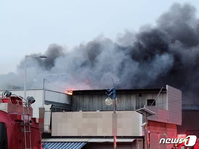 27일 오후 7시38분께 전북 군산시 해망동 한 건어물 점포 2층 창고에서 불이 났다.(독자 제공)2021.6.27© 뉴스1
