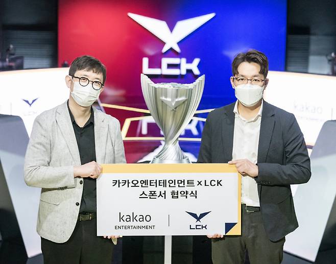 LCK 오상헌 대표(오른쪽)와 카카오엔터테인먼트 박종철 부사장이 지난 21일 파트너십 계약을 체결하고 있다. 사진제공=LCK