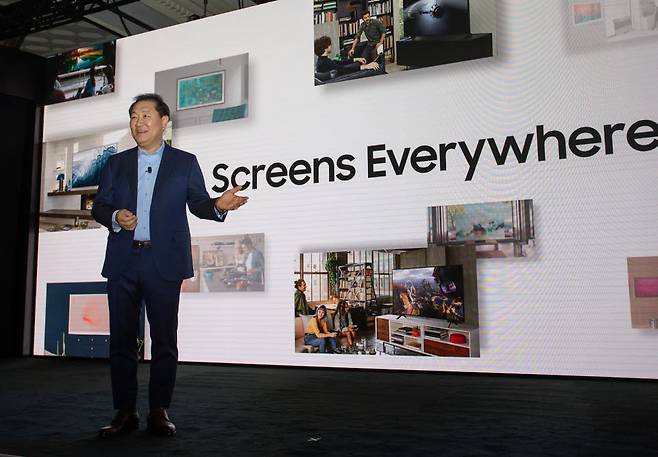 삼성의 스크린 에브리웨어 비전을 발표하는 한종희 사장
