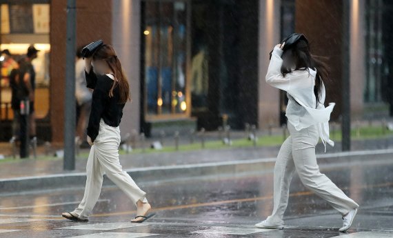 거센 비가 내린 27일 서울 종로구 종각역 인근 거리에서 시민들이 비를 피해 걷고 있다. /사진=뉴스1