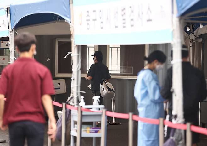 26일 서울역에 마련된 코로나19 임시 선별검사소를 찾은 시민들이 검사를 하고 있다. 연합뉴스