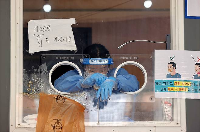 27일 서울역 광장에 마련된 코로나19 임시 선별검사소에서 한 의료진이 잠시 휴식을 취하고 있다. 연합뉴스