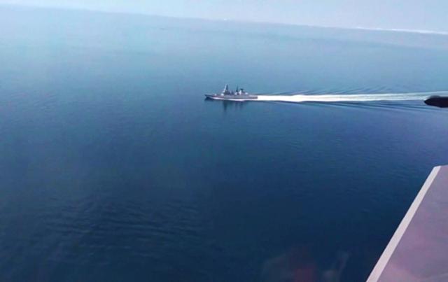 영국 해군의 미사일 구축함 'HMS 디펜더'가 흑해 해상을 항해하는 모습을 23일 러시아 군용기가 촬영했다. 연합뉴스