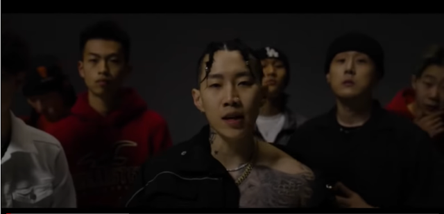 14일 유튜브에 업로드된 신곡 DNA Remix 뮤직비디오에서 드레드 헤어를 하고 있는 박재범. 유튜브 캡처