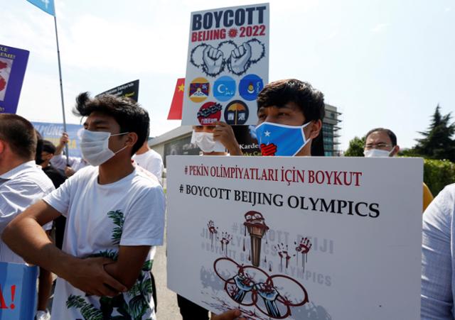 중국 소수민족인 위구르족 시위대가 지난 23일 이스탄불의 터키 올림픽위원회 건물 앞에서 중국의 인권탄압을 비판하며 '2022년 베이징 동계 올림픽' 개최를 반대하는 집회를 하고 있다. 로이터 연합뉴스