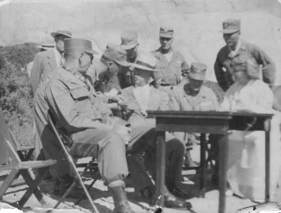 6·25 전쟁 직후 포로교환 모습으로 1953년 포로교환 과정에서 이승만 대통령(앞줄 가운데)과 밴플리트 장군(앞줄 왼쪽)의 모습. [육군 제공]