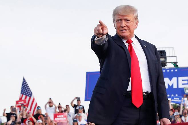 도널드 트럼프 전 미국 대통령이 26일(현지시간) 오하이오주 웰링턴의 로레인 카운티 페어그라운드에서 열린 군중집회에 참석하고 있다. 트럼프 전 대통령은 올해 1월 퇴임한 뒤 처음으로 선거 운동 방식의 집회에 모습을 나타냈다. 웰링턴｜로이터연합뉴스