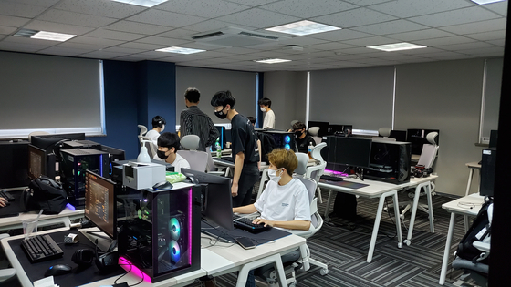 Students take part in an offline class at Gen.G Global Academy. [JEON YOUNG-JAE]