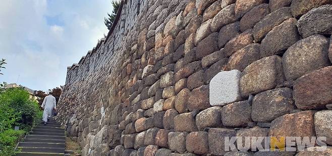 장충동 다산성곽길/ 다산성곽길은 한양도성을 둘러싼 성곽 중 장충체육관에서 다산팔각정까지 약 1km 구간으로, 남산과 서울 시내 중심부 조망이 가능하다.&nbsp;