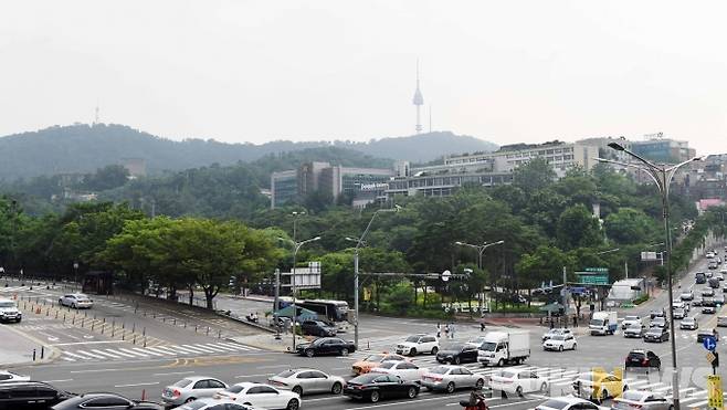 장충교회에서 내려다 본 장충단 전경/ 멀리 N서울타워와 동국대학교가 보인다. 조선시대 국립현충원인 '장충단'은 일제강점기에 놀이공원으로 격하되고 박정희 정권 시절에도 자유센터와 국립극장 등 정부 기관 건물들이 들어서면서 21만평의 규모가 9만여평으로 크게 축소되었다.