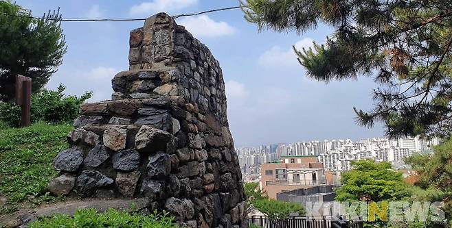 비교적 성곽이 잘 보존된 장충체육관 뒷편 다산성곽길을 오르다 보면 팔각정이 보이는 지점에서 안타깝게 성곽길은 끝난다. 자유센터와 구 타워호텔을 건축하면서 성곽을 헐어내 성돌로 건물 축대와 담장을 쌓았다.&nbsp;