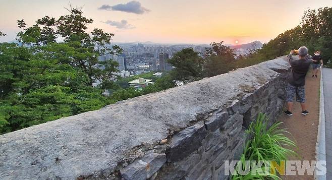 1970년대 복원한 한양도성 남산지구 성곽 여장 위에 발라놓은 시멘트/이 시멘트 성벽은 1974년 박정희 대통령의 지시로 시작된 '서울성곽 정화사업'의 공사 결과다. 한 건설업체가 당시 돈 4억5천만원을 들여 남산과 장충동 구간에 1977년 10월초부터 1978년 12월말까지 15개월 동안 보수 및 복원공사를 마쳤다.&nbsp;