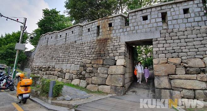 다산성곽길 중간에 주민들의 편의를 위해 만든 통문