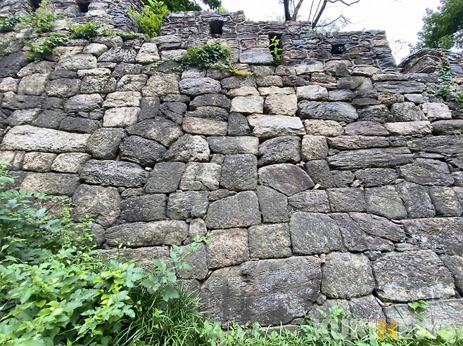남산성곽의 성벽 아래 성을 쌓은 사람과 책임자, 지역을 적어놓은 '각자성석'이 보인다.