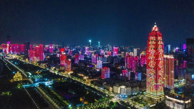지난 23일 중국 후베이성 우한 시내 건물들이 다음 달 1일 공산당 창당 100주년을 앞두고 붉은색 조명을 밝히고 있다. AFP연합뉴스