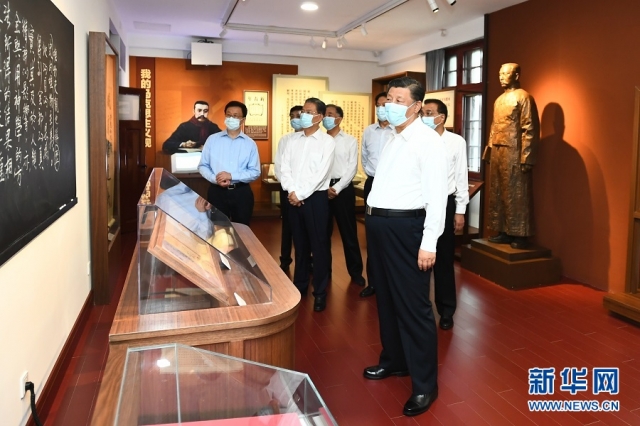 시진핑 중국 국가주석이 지난 25일 공산당 정치국 위원들과 함께 제이징대 홍루를 찾아 당 초기 역사를 보여주는 전시물을 둘러보고 있다. 신화통신 홈페이지