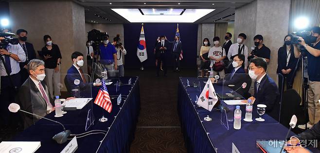 북핵문제를 담당하는 한국의 노규덕 외교부 한반도평화교섭본부장과 미국의 성 김 대북특별대표는 지난 21일 서울 소공동 롯데호텔에서 한미 북핵수석대표 협의를 했다. [사진 공동취재단]