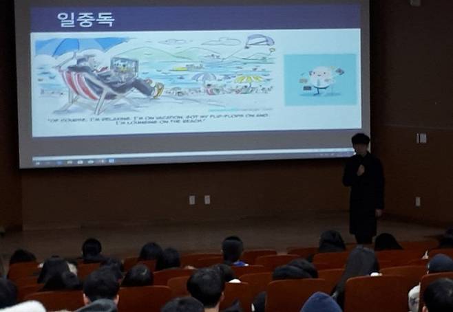 직업환경의가 청소년들을 대상으로 노동안전권 교육을 실시하고 있다. 직업환경의학과의사회 제공.