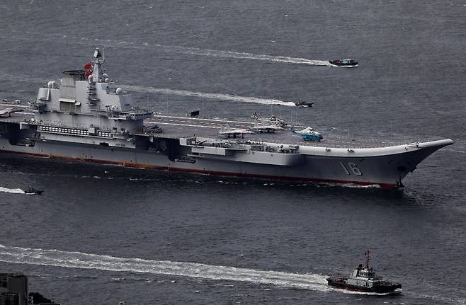 중국 해군 항공모함 랴오닝호가 원해로 나아가기 위해 항구를 나서고 있다. 세계일보 자료사진