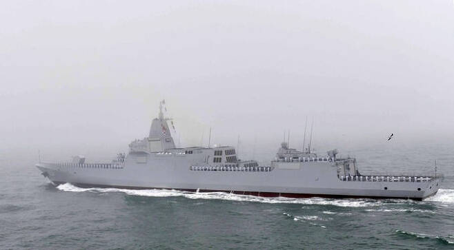 중국 해군 055급 구축함이 항해를 하고 있다. 신화·연합뉴스