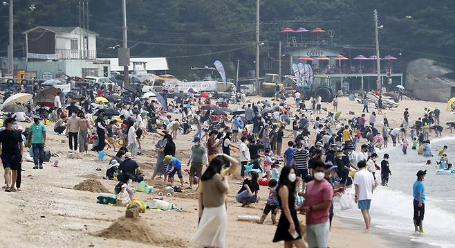 무더위 날씨를 보인 지난 20일 인천 중구 을왕리 해수욕장에 피서객들로 붐비고 있다. 뉴시스