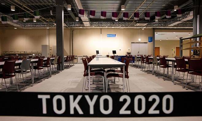 지난 20일 언론에 공개된 일본 도쿄올림픽·패럴림픽 선수촌 내 대형 식당 전경. 일본의 한 지역신문은 2011년 동일본대지진 당시 원전 사고가 일어났던 후쿠시마현에서 생산된 식자재가 올림픽·패럴림픽 식단에 사용될 예정이라고 최근 보도했다. 세계일보 자료사진
